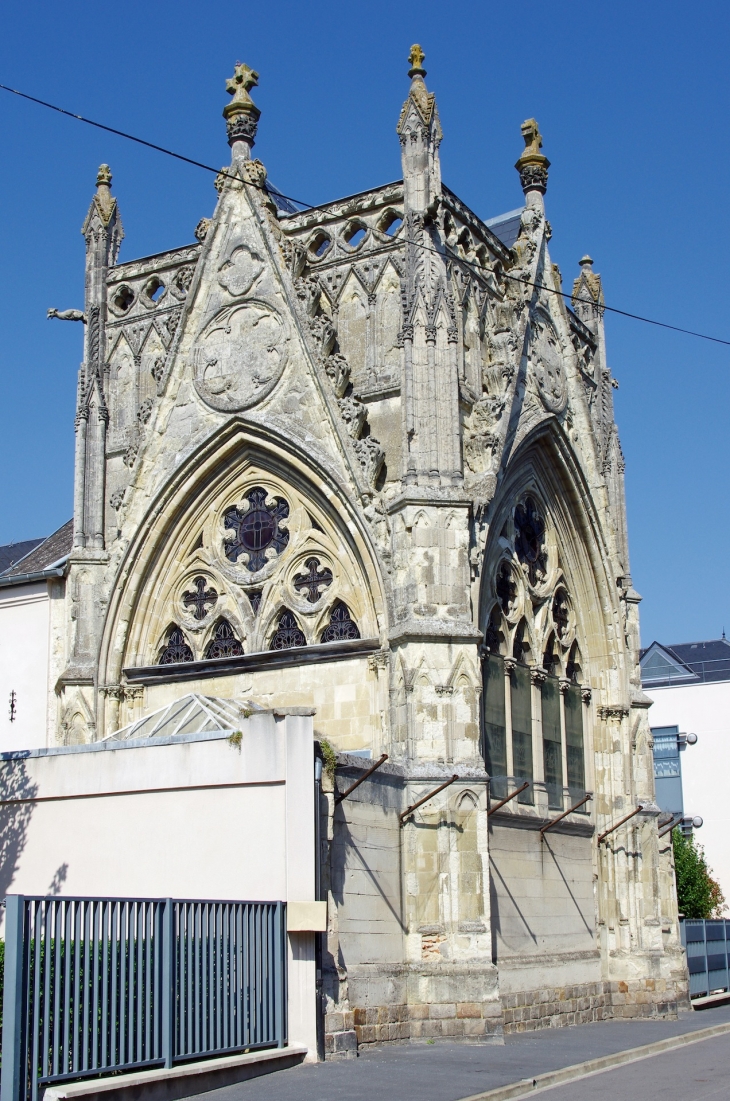 La chapelle de l'hôpital, en dentelle de pierre tendre, de style gothique, est en réalité un édifice du XIXe siècle. - Le Quesnoy