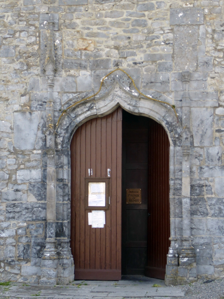 La porte de l'église - Lez-Fontaine
