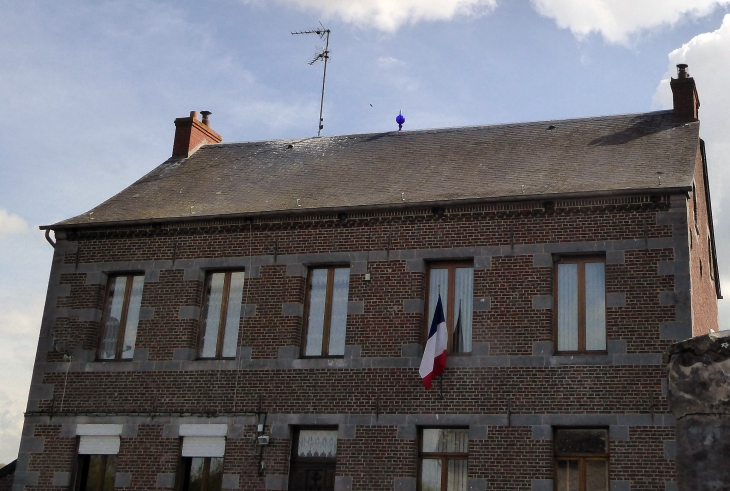 Le toit de la mairie :modernité et tradition - Lez-Fontaine
