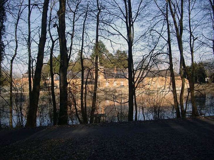 Le château de la Motte aperçu parmi les arbres - Liessies