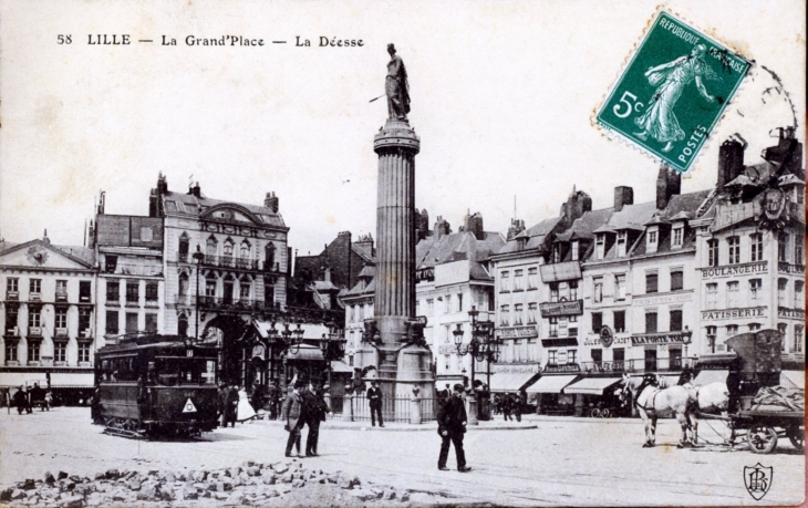 La Grand'Place - La Déesse, vers 1907 (carte postale ancienne). - Lille