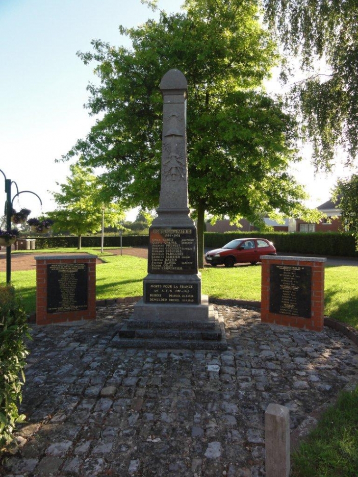 Neuf-Mesnil (59330) monument au morts
