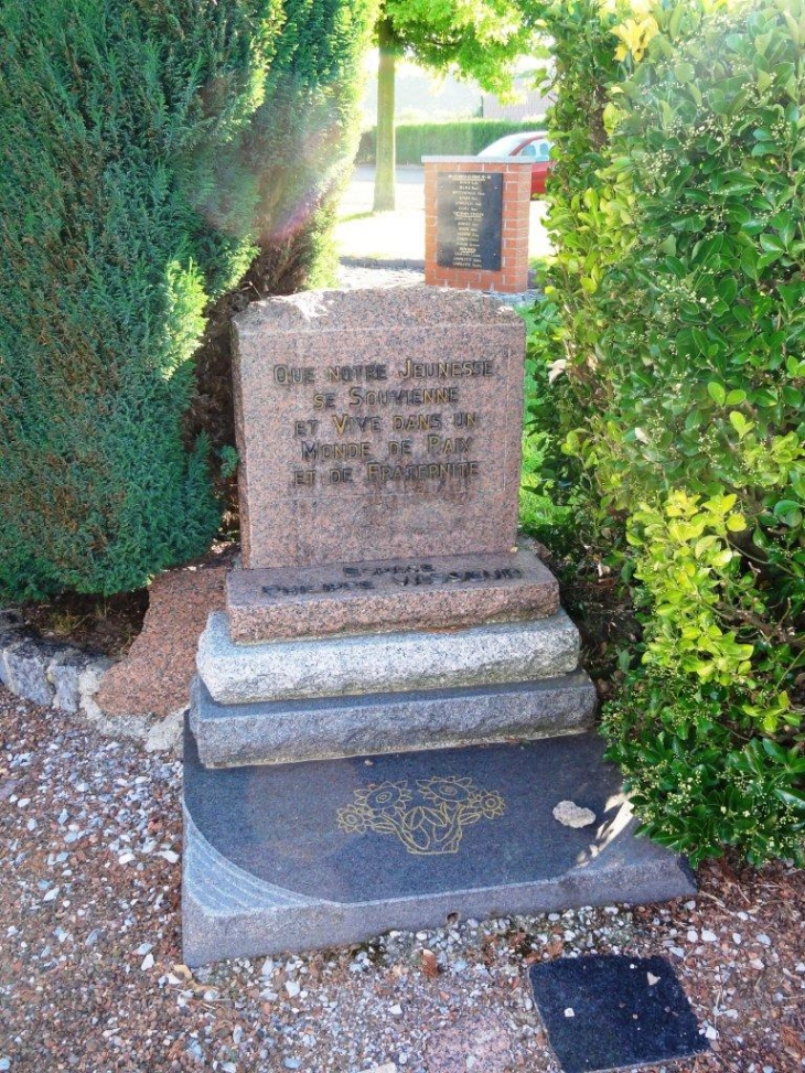 Neuf-Mesnil (59330) petit monument au morts