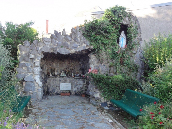 Neuf-Mesnil (59330) grotte de Lourdes
