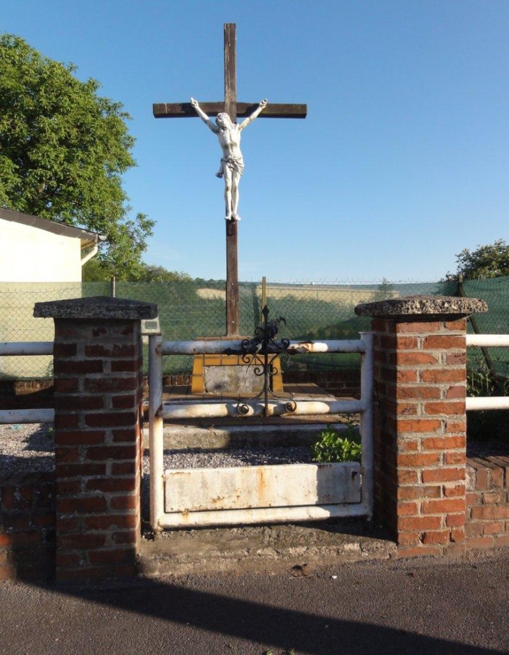 Neuf-Mesnil (59330) croix de chemin