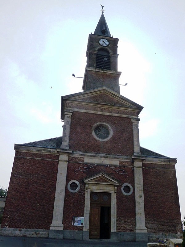 L'entrée de l'église - Neuvilly