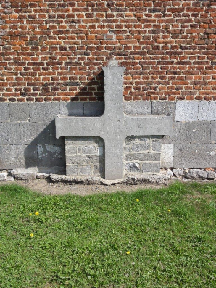 Noyelles-sur-Sambre (59550) croix de tombe
