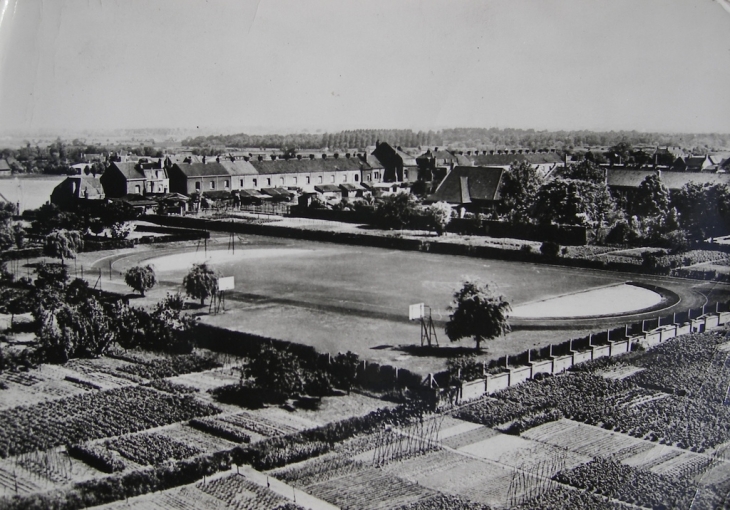 Ancienne vue - terrain de foot et jardins rue gambetta - Pérenchies