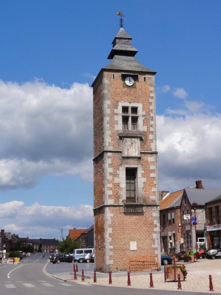 Pont-sur-Sambre (59138) tour de l'horloge