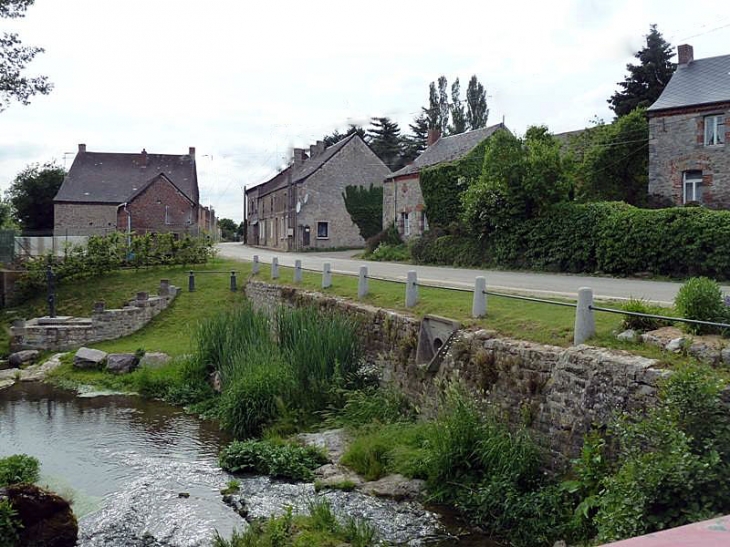 Les maisons du village vues de la rivière - Saint-Aubin