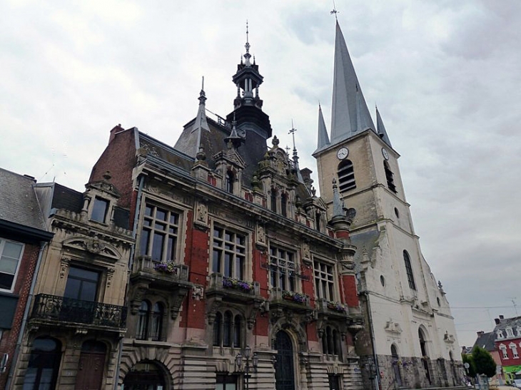 La mairie et l'église - Solesmes