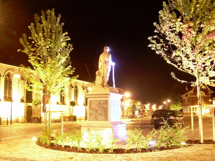 Monument aux morts - by night - Templeuve