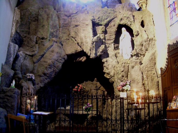 La grotte de la vierge dans l'église. - Templeuve