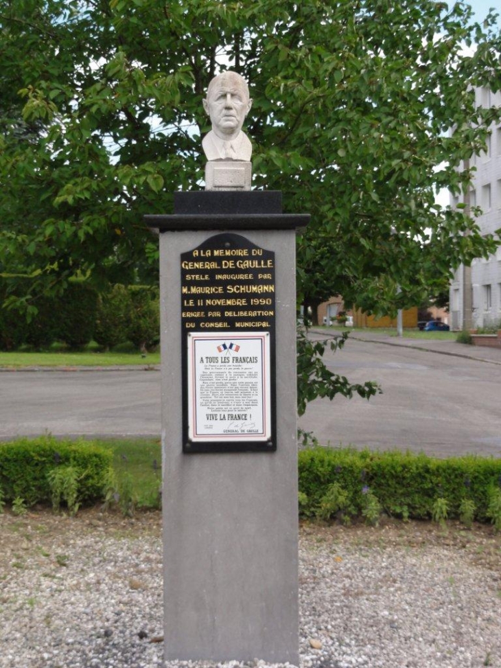 Trélon (59132) mémorial buste Général de Gaulle
