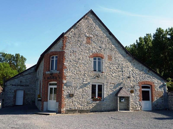 La mairie : depuis 2008 le village s'appelle Wallers en Fagne - Wallers-Trélon