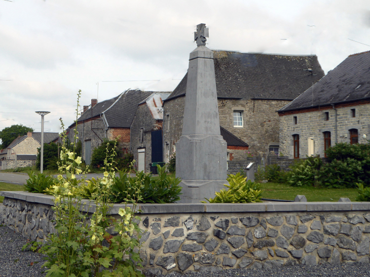 Le monument aux morts en pierre bleue - Wallers-Trélon