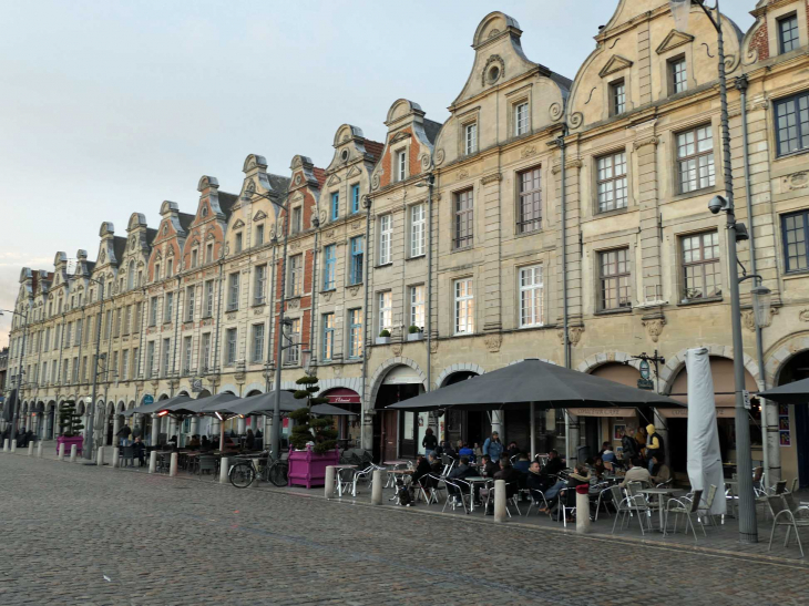 Place des Héros : les maisons et les terrasses de café sous les arcades - Arras