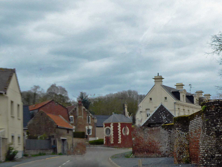 La rue principale : église et château - Baralle