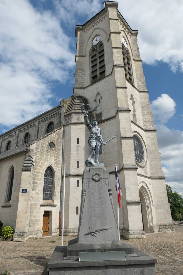 Le monument aux morts devant l'église - Givenchy-en-Gohelle