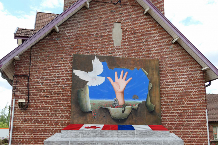 Dans le village fresque de la paix en hommage aux soldats canadiens - Givenchy-en-Gohelle