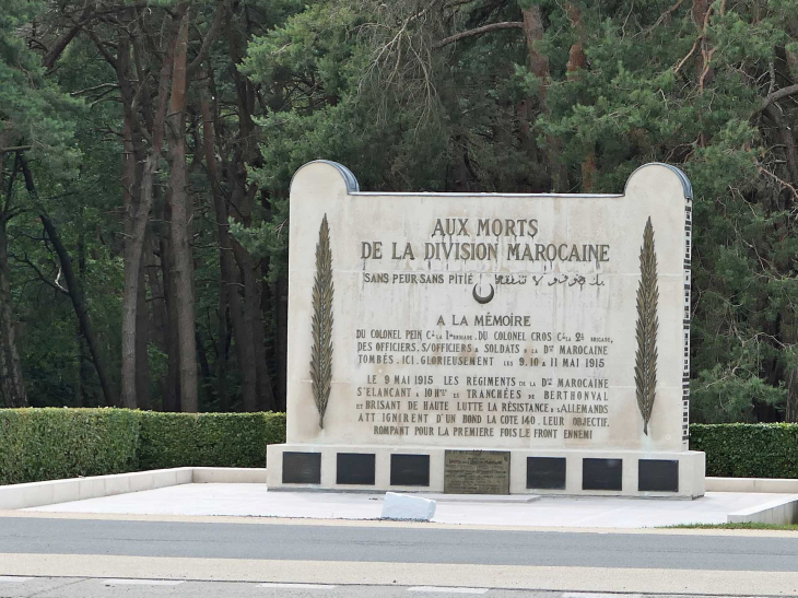 Sur la colline : memorial de la division marocaine - Givenchy-en-Gohelle