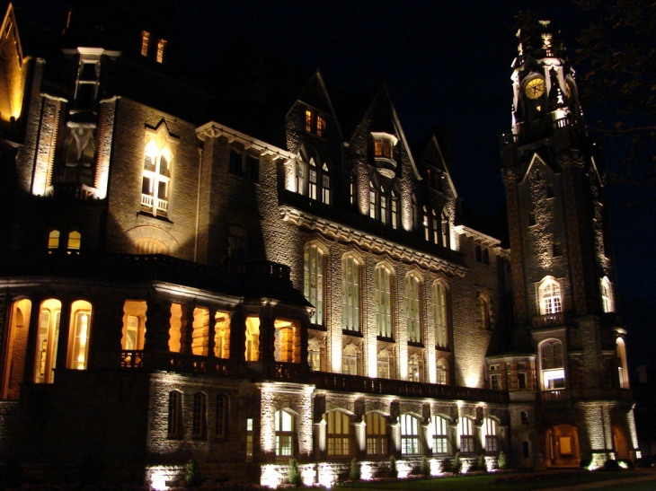 L'Hôtel de Ville éclairé de nuit - Le Touquet-Paris-Plage