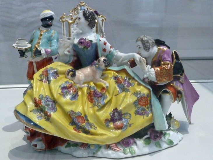 LOUVRE Galerie du Temps 18ème siiècle : 1737  Allemagne porcelaine le baise main - Lens