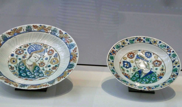 LOUVRE Galerie du Temps Orient : IRAN 1600 Plats décorés - Lens
