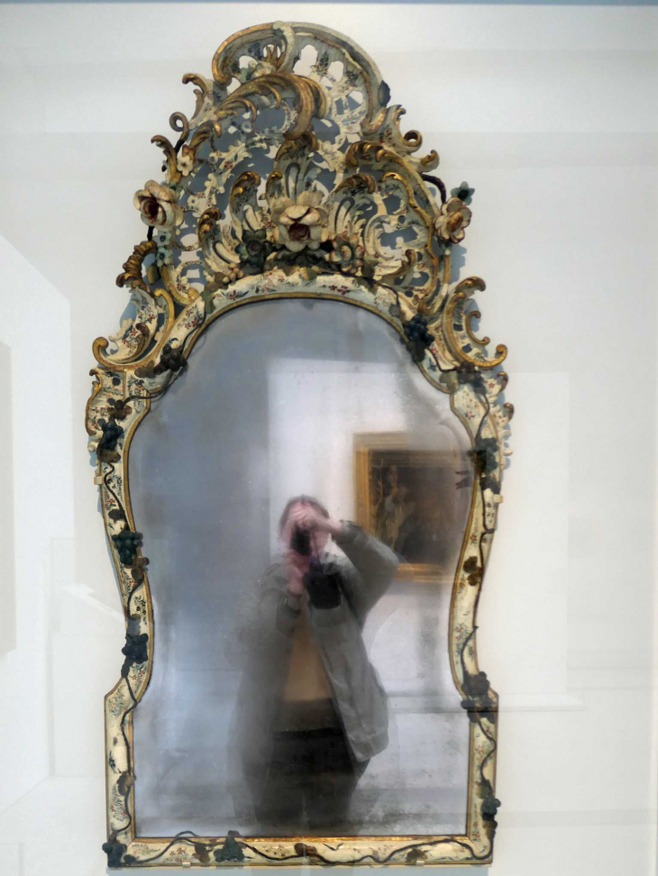LOUVRE Galerie du Temps Orient : TURQUIE 1800  la photographe photographiée, selfie dans un miroir rococoiroir  irmooir  - Lens