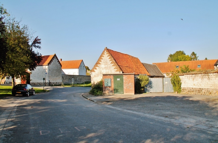 Le Village - Mont-Saint-Éloi