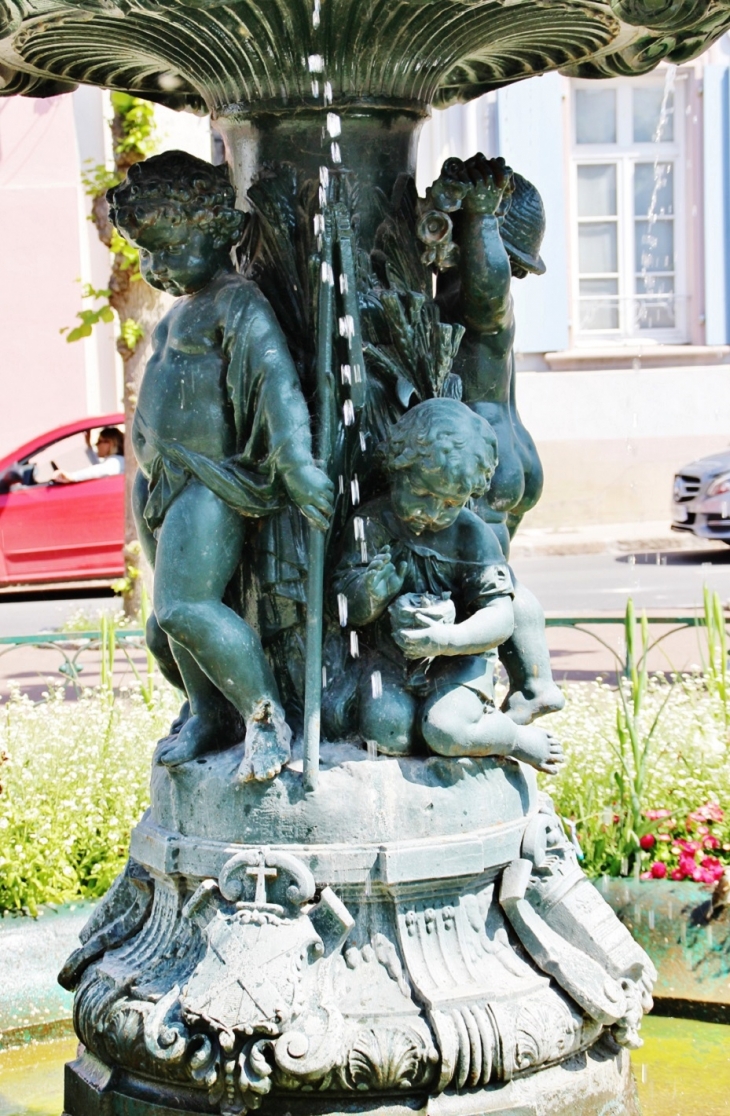 Fontaine ( detail ) - Montreuil
