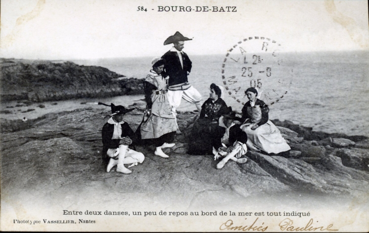 Entre deux danses, un peu de repos au bord de la mer est tout indiqué. Vers 1905 (carte postale ancienne). - Batz-sur-Mer