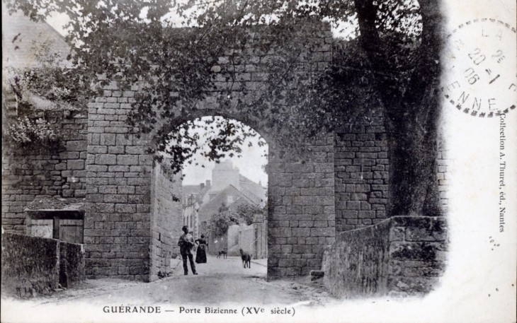 Porte Bizienne, XVe siècle, vers 1906 (carte postale ancienne). - Guérande