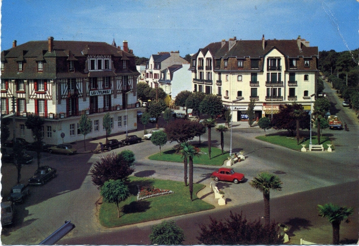 Dans la ville (carte postale de 1990) - La Baule-Escoublac