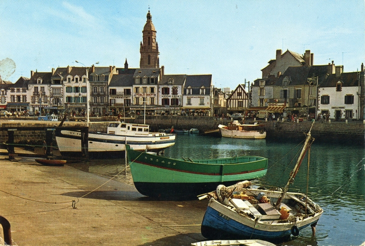 Barques au repos dans le port (carte postale de 1960) - Le Croisic