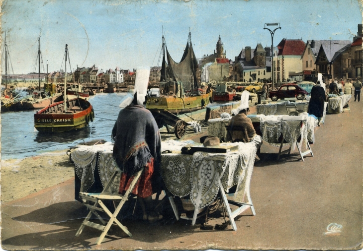 Dentellières devant le Port (carte postale de 1960) - Le Croisic