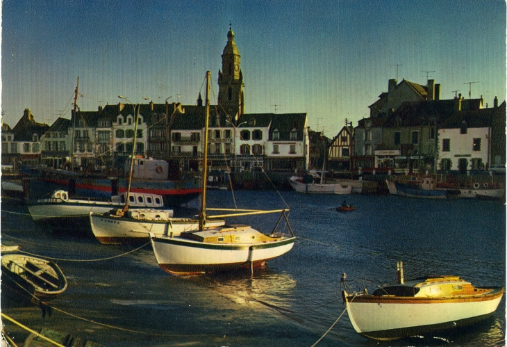 Au soleil couchant, dans le Port, quelques rayons éclairent encore les barques endormies (carte postale de 1973) - Le Croisic