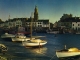 Au soleil couchant, dans le Port, quelques rayons éclairent encore les barques endormies (carte postale de 1973)