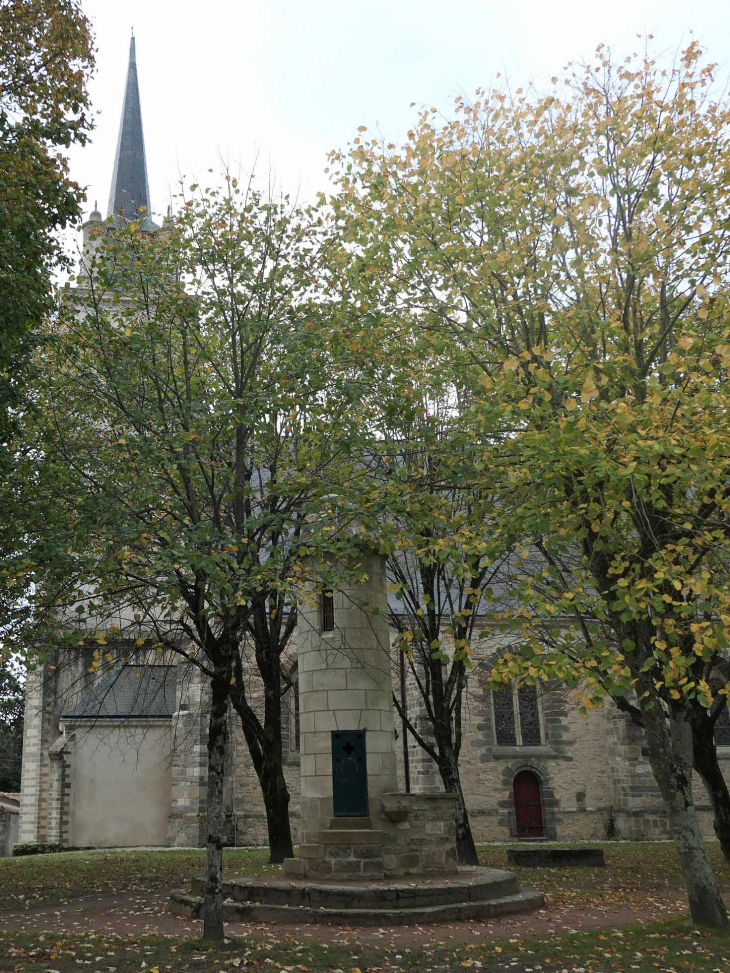 La lanterne des morts devant l'église - Les Moutiers-en-Retz