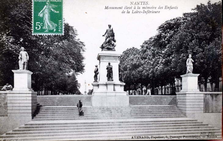 Monument élevé à la Mémoire des Enfants de la Loire-Inférieure, vers 1908 (carte postale ancienne). - Nantes