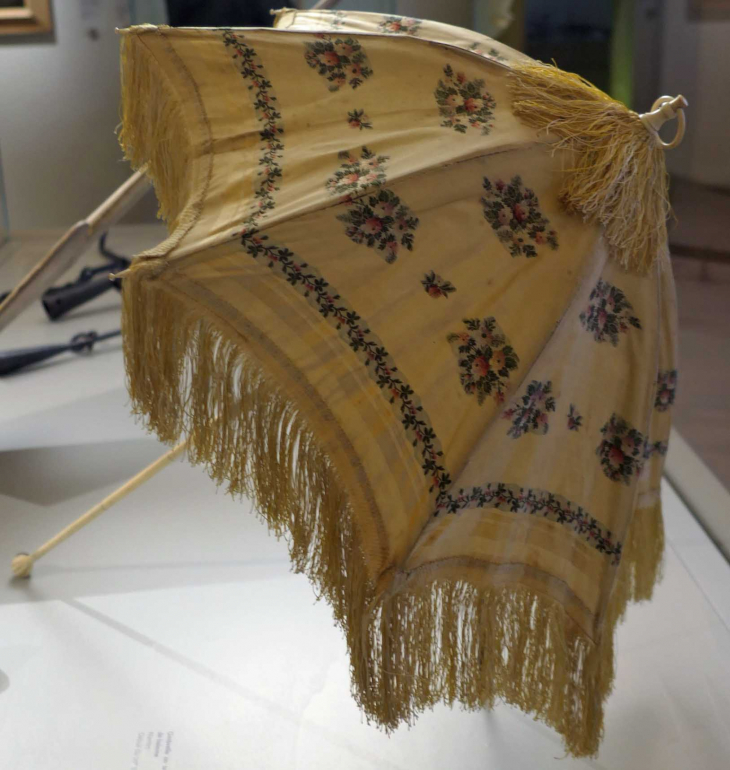 Musée de la ville : ombrelle en soie, bois et fanons de baleine - Nantes