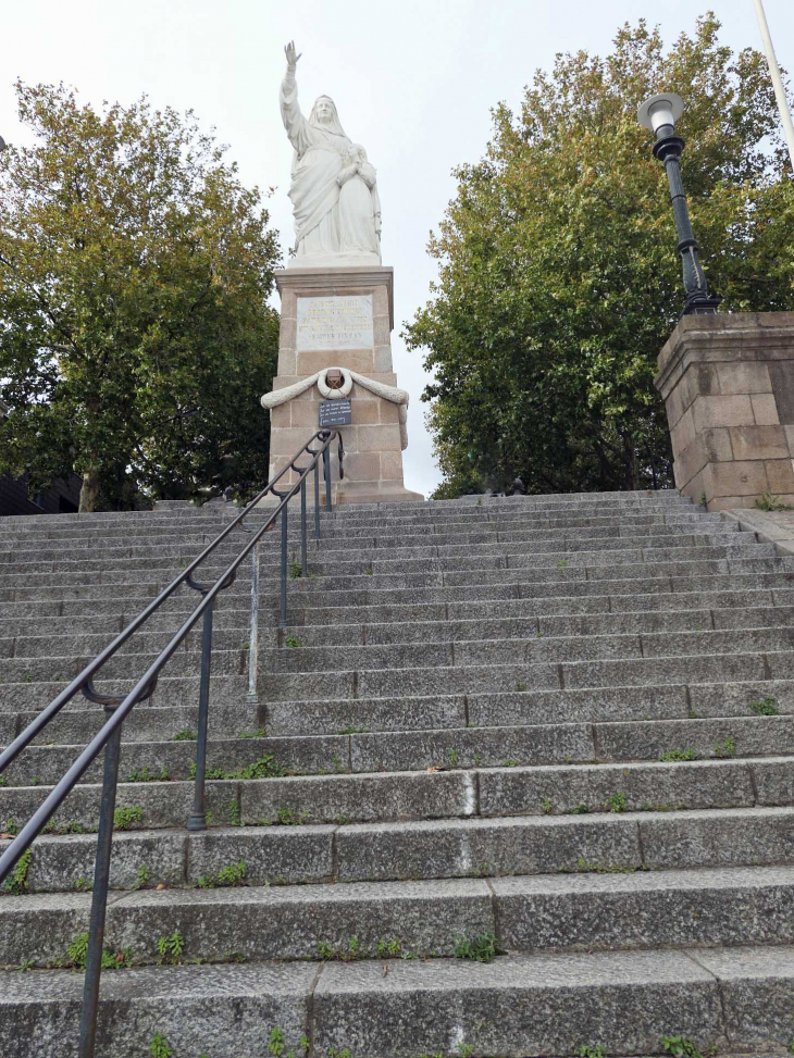 L'escalier Sainte Anne et sa statue - Nantes