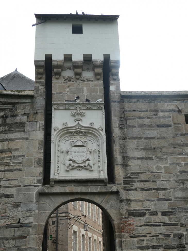 Château : les armes d'Anne de Bretagne au dessus de l'entrée - Nantes