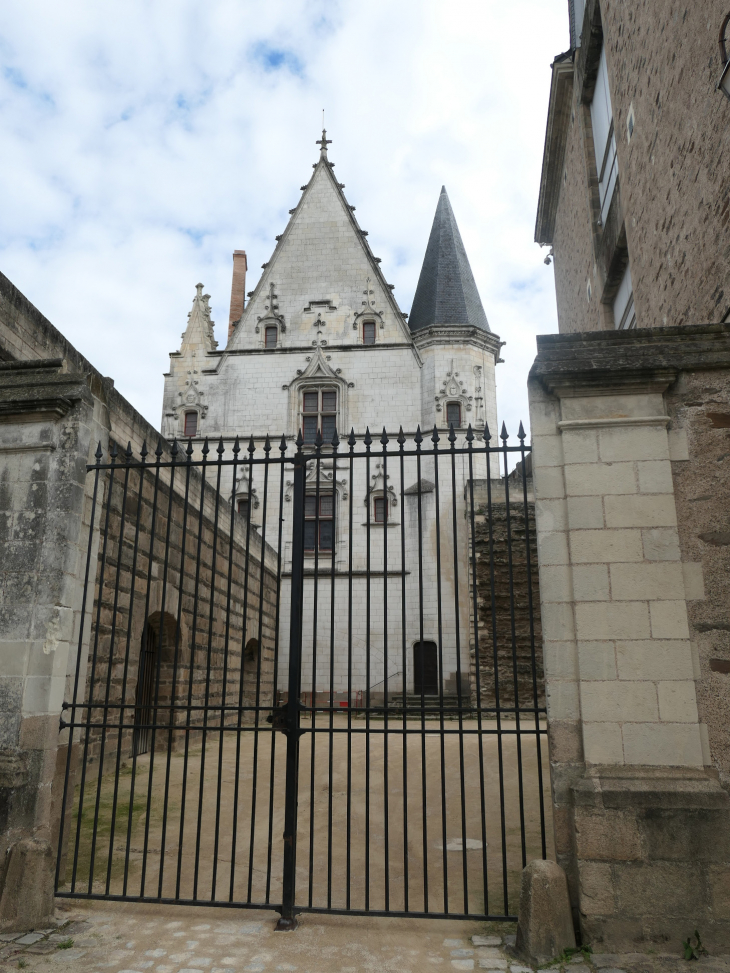 Château : tour du fer à Cheval : façade sur cour - Nantes