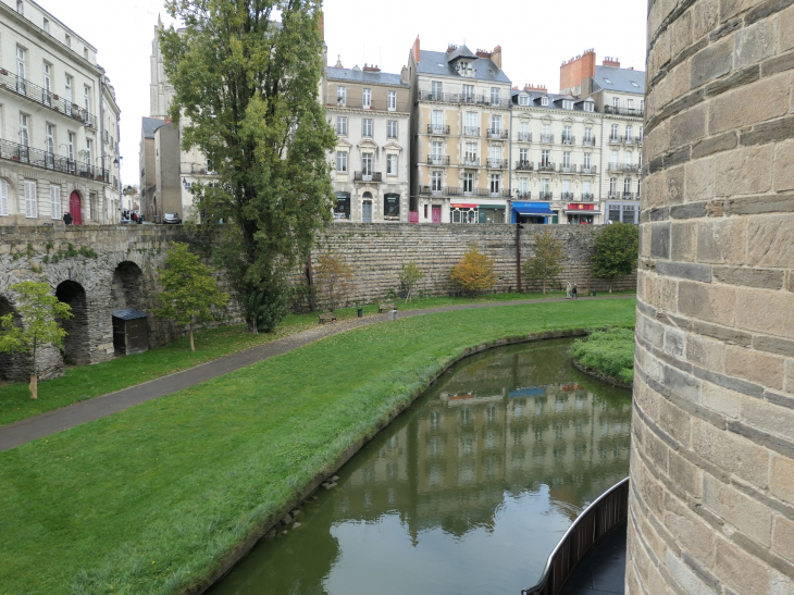 Château : l'enceinte et les douves - Nantes