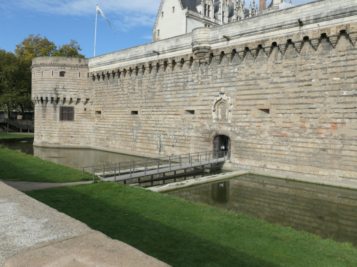 Château : la courtine de Loire et la tour des Jacobins - Nantes
