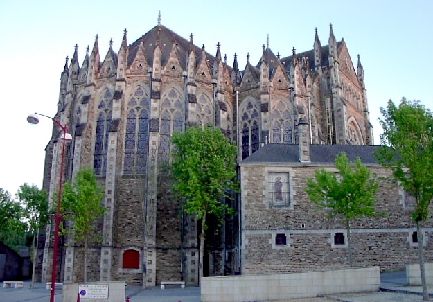 L'église St-Christophe, de style néo-gothique, date de 1902 et a de superbes vitraux - Nort-sur-Erdre