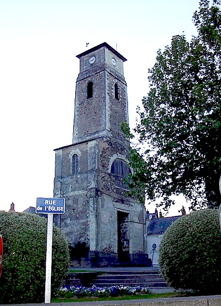 Le clocher, aux cloches fondues, est surmonté d'une sirène - Nort-sur-Erdre