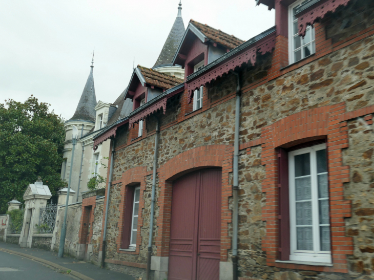 Rue d'Anjou : mairie et petit manoir - Oudon