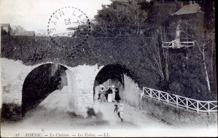 Le Château - Les Voûtes, vers 1907 (carte postale ancienne). - Pornic